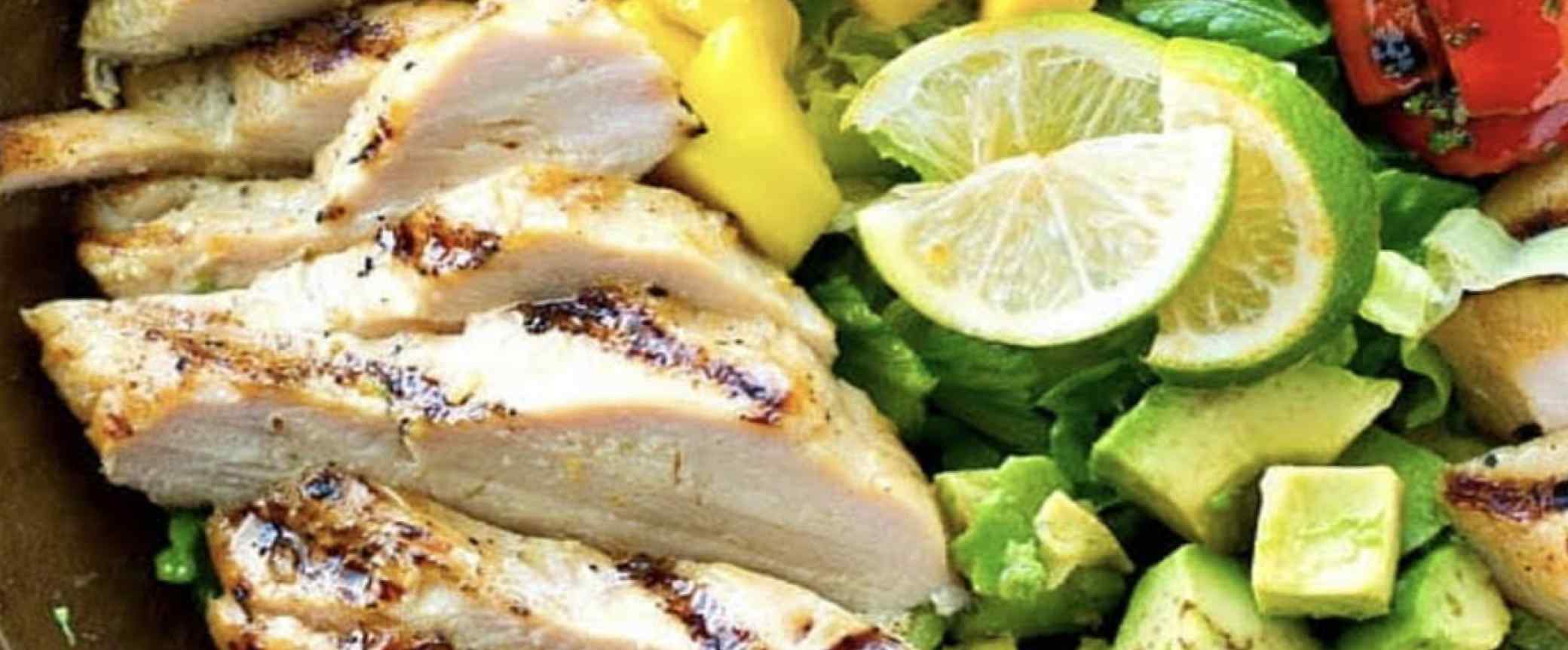 Δροσερή σαλάτα με φιλέτο γαλοπούλας