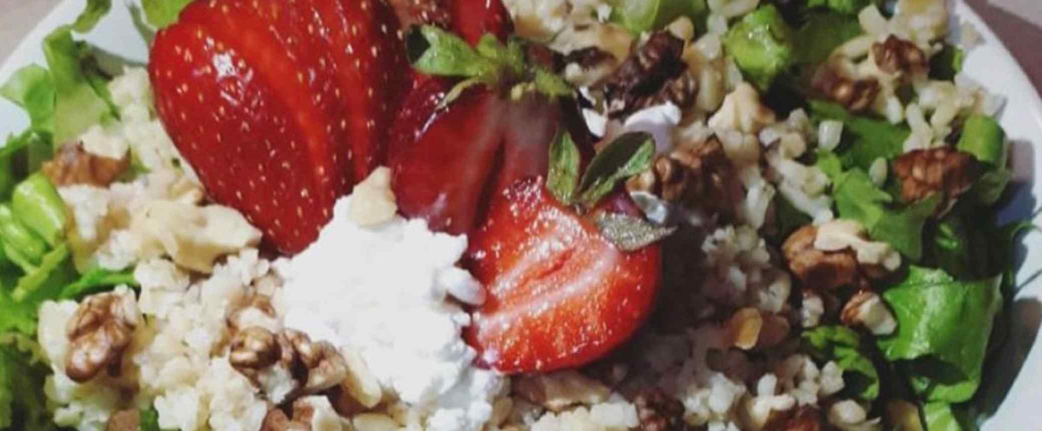 Πράσινη σαλάτα με κοτόπουλο και σιτάρι