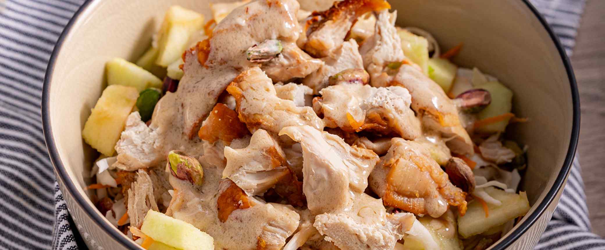 Σαλάτα με λάχανο και κοτόπουλο