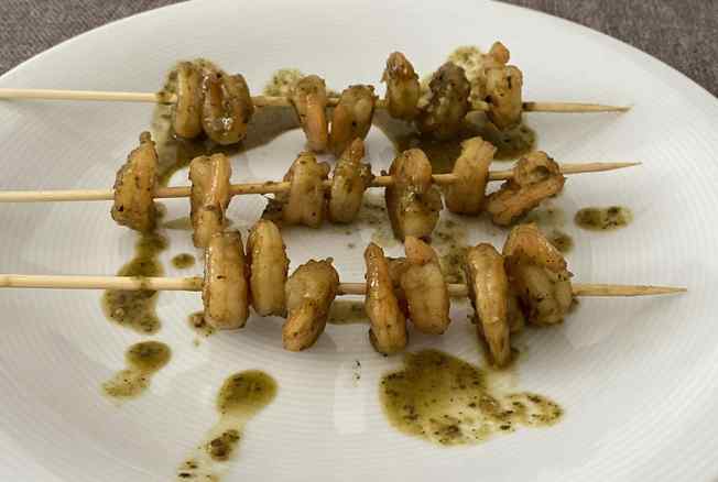 Καλαμάκια γαρίδας με σάλτσα pesto